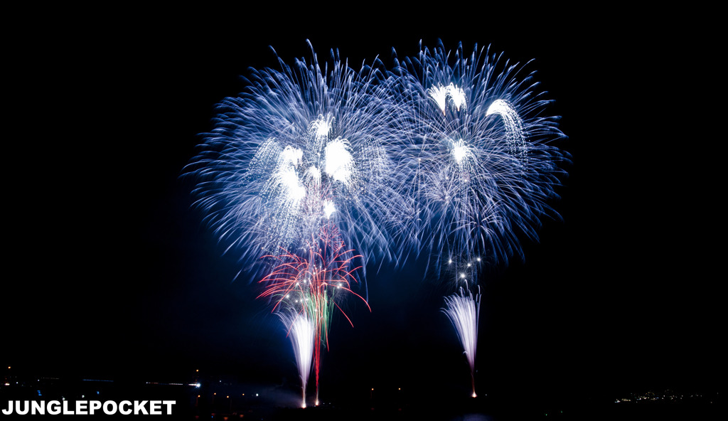 暑い夜空に涼しい花火