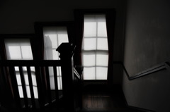 階下に。