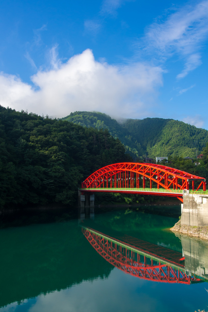 奥多摩湖の赤い橋