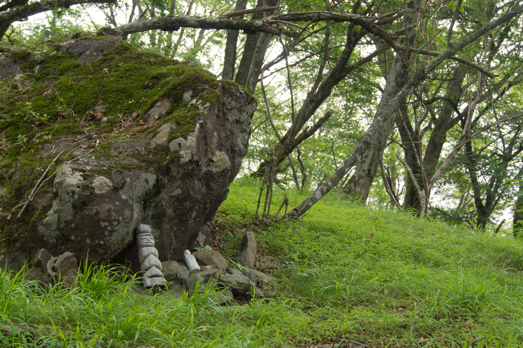 山の石像たち