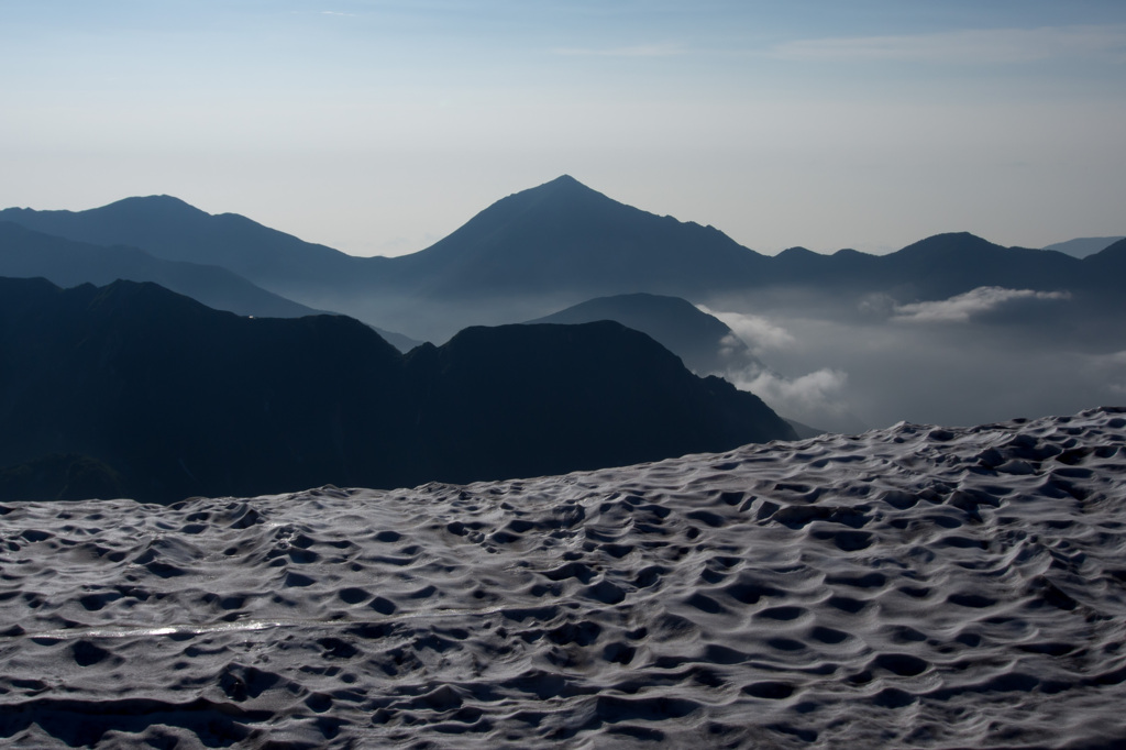 雪渓と常念岳