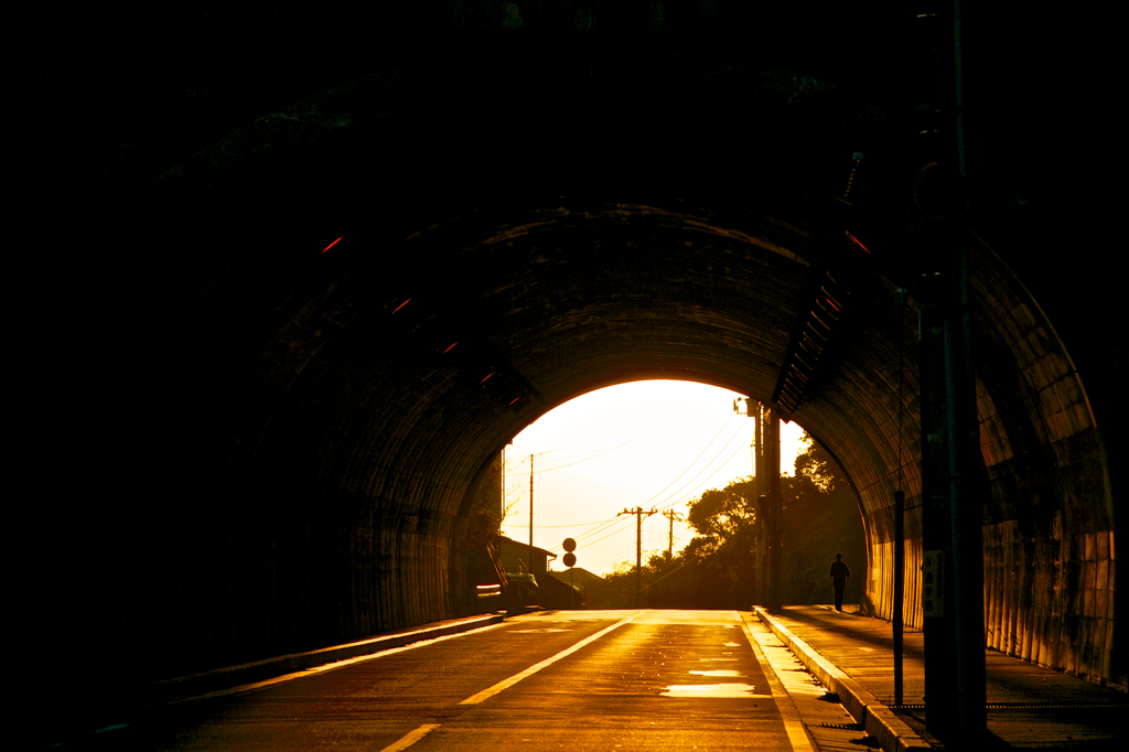 夕焼けに続くトンネル