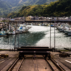 山迫る漁港
