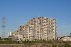 川の向こうのマンション・その２