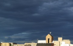 太陽と黒い雲