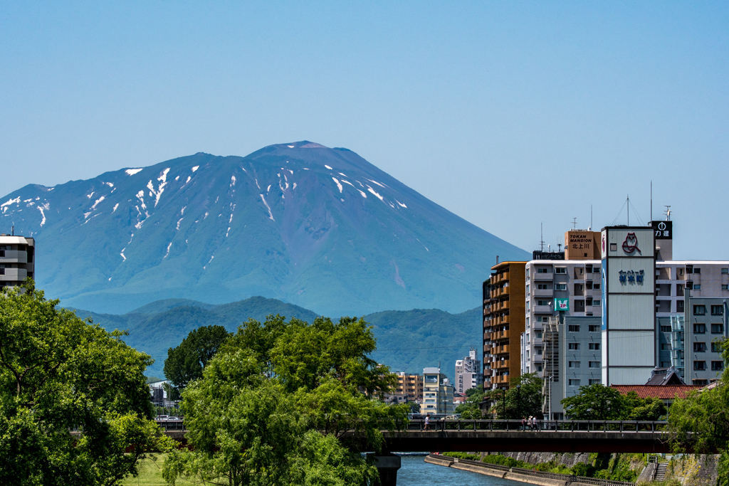 そびえる岩手山