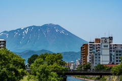 そびえる岩手山