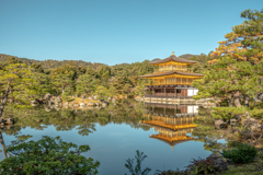 京都　金閣寺と水鏡の風景