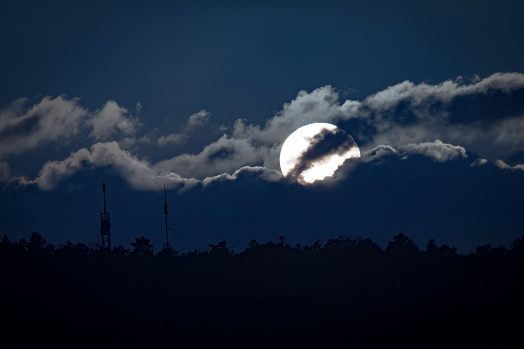 夕陽も温度はクールに月のように・・・