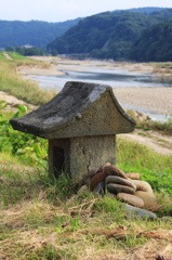 堤防の石