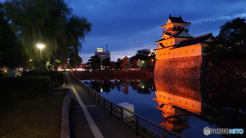 夕べの富山城