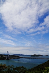 瀬戸大橋と飛行機雲