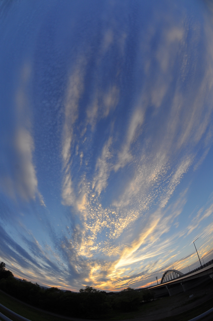 どん菓子が吹き飛んでいるような空