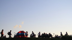 川岸を行き交う人々