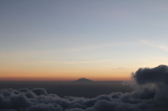 夕日と地平線とメルー山