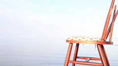 浜辺でイスをみつけた２