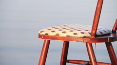 浜辺でイスをみつけた１