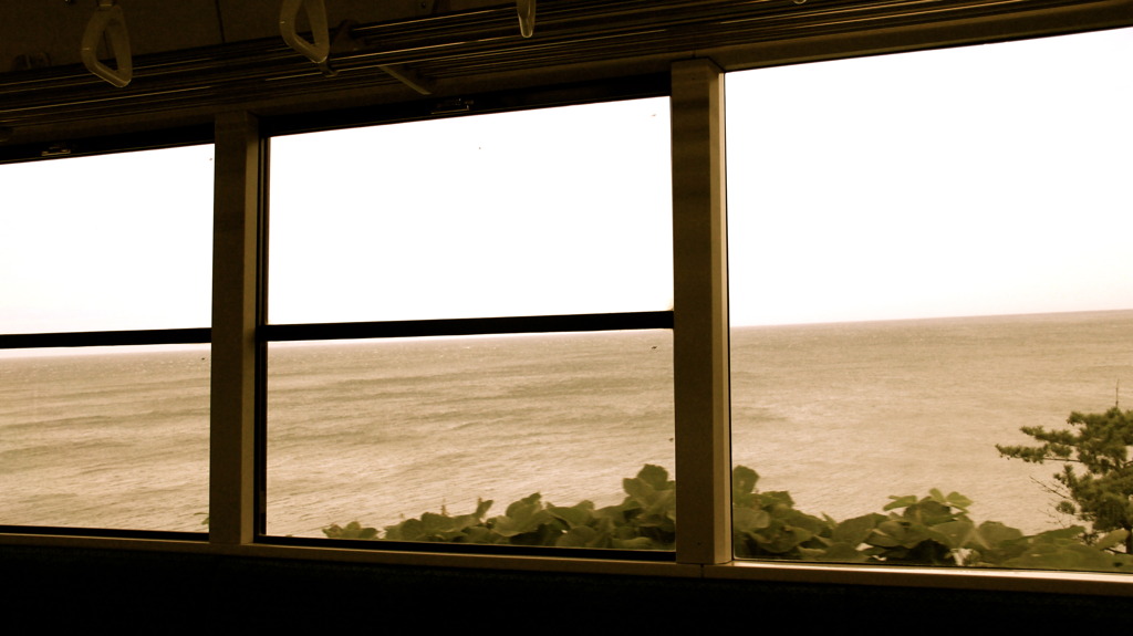 車窓から日本海を望む。