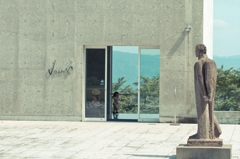 The girl who turns around