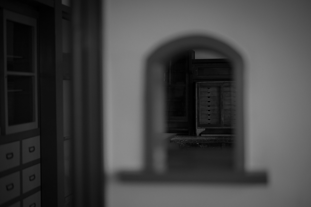 覗