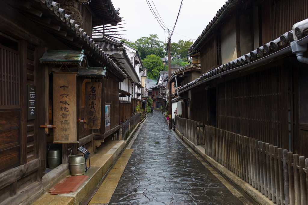 雨上がりの石畳道