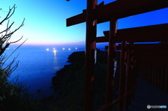 漁火と鳥居