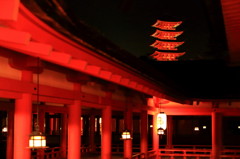 闇夜に浮かぶ厳島神社