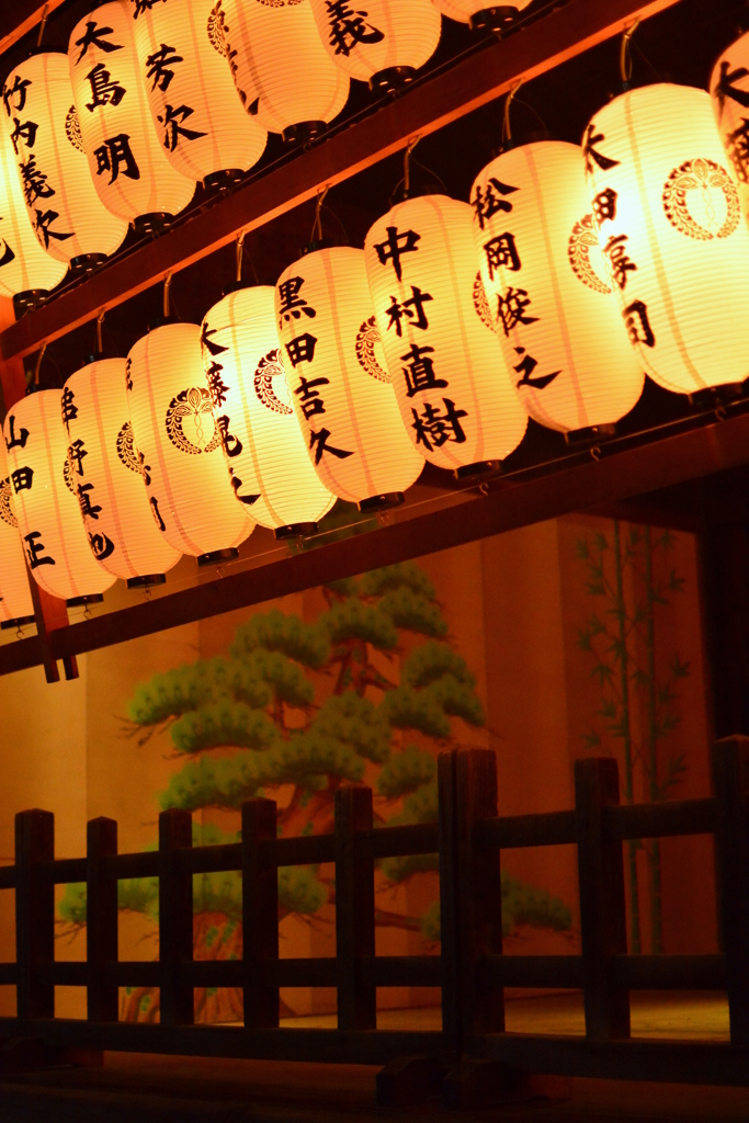 西院春日神社・神楽殿の提灯