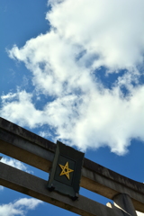 晴明神社の鳥居と冬の空