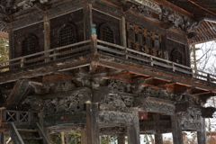 小雪の霊松寺山門