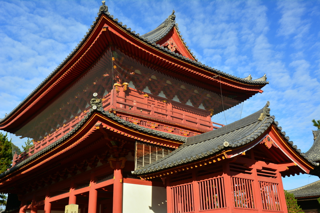 妙心寺三門と初冬の空