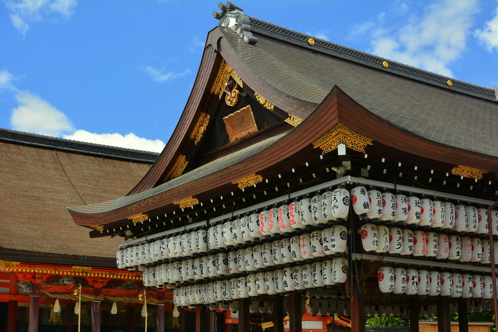 八坂神社・舞殿と本殿２