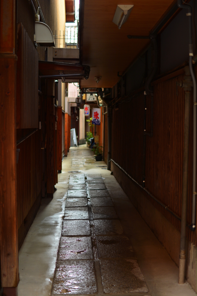 宮川町の路地・雨