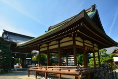 梅宮大社・神楽殿と秋の空