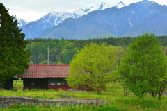 爺ガ岳と赤い家