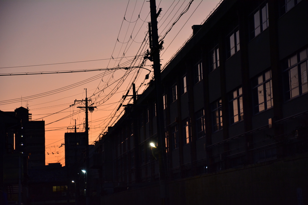 西院小学校の夜明け
