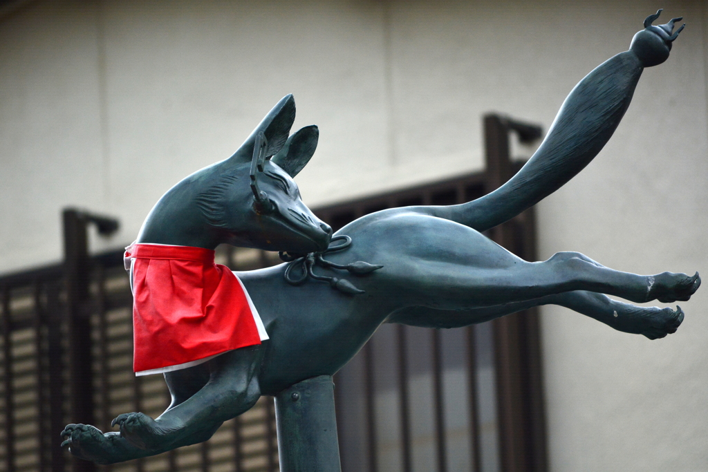 お狐様、跳ぶ