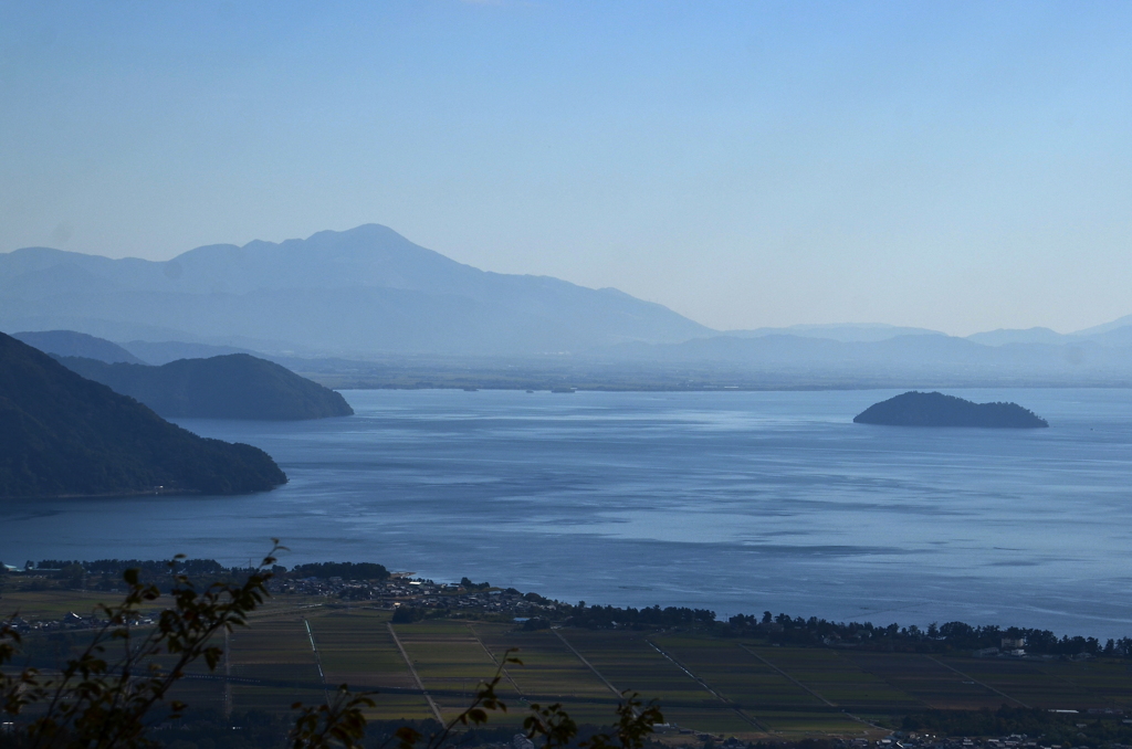 竹生島を望む