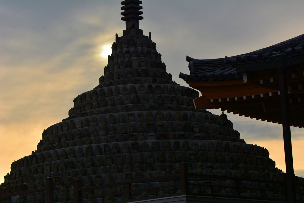 壬生寺・千体仏塔の夕暮れ