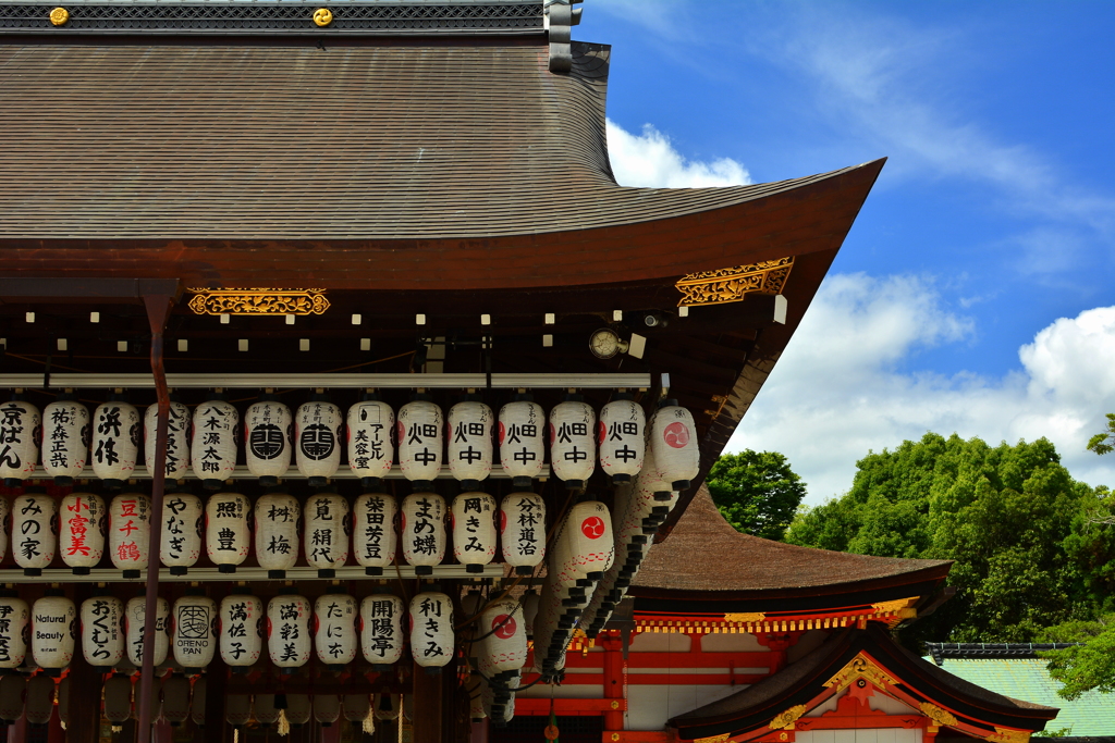 八坂神社・舞殿と本殿１