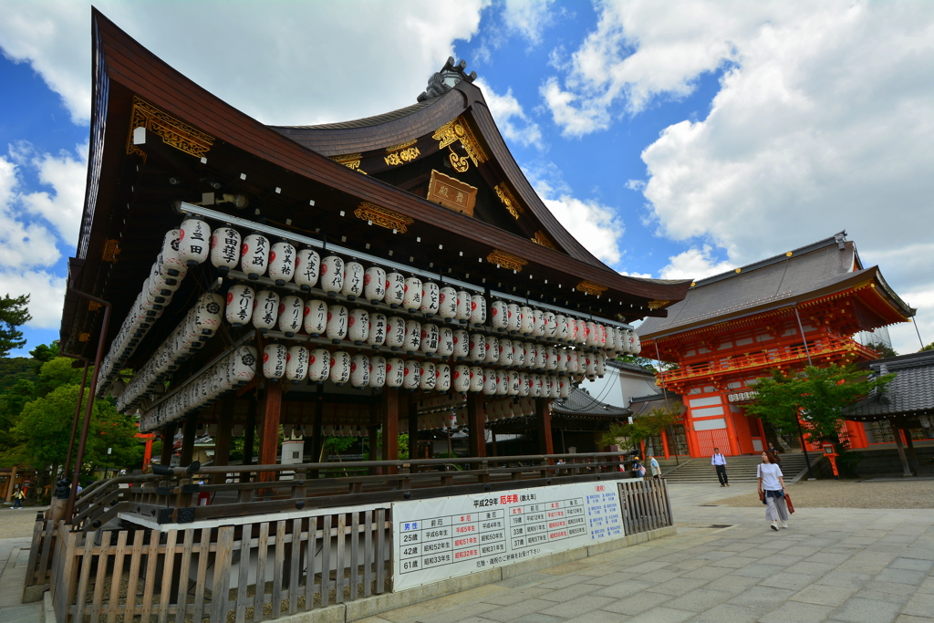 八坂神社・舞殿と南楼門