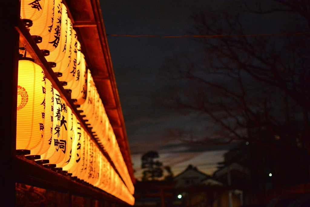 西院春日神社・参道の提灯