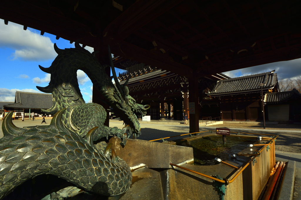 東本願寺・手水舎の龍２
