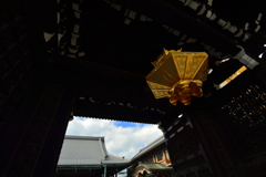 仏光寺三門の菱灯籠