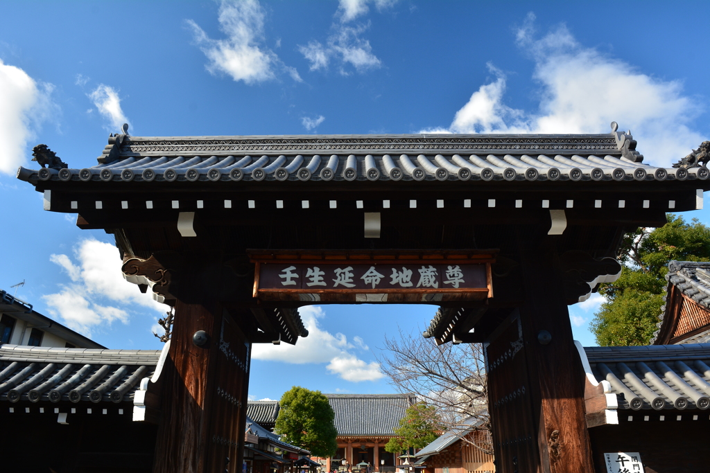 壬生寺・表門と冬の空