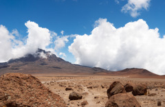 空の青と、雲の白と、土の赤