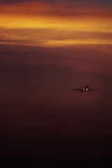 夕暮れ時の飛行機