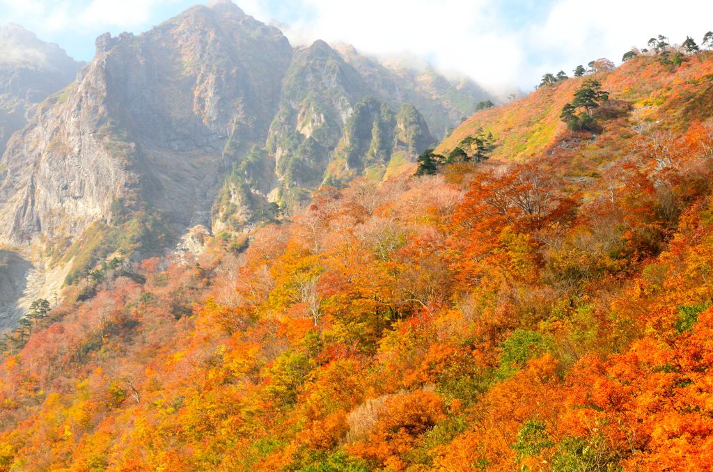 岩壁と燃える山