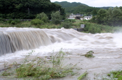 台風による大荒れの大谷川