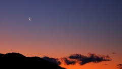 三日月と朝焼け (1/16)